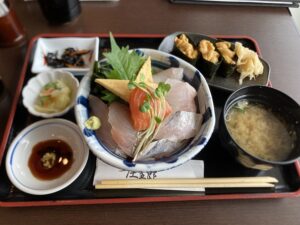 地魚丼とウニ