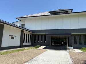 7先人記念館外観